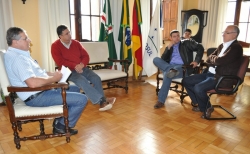 Da esq. pra dir.: Maciel, Palma, Molina e prefeito Gil