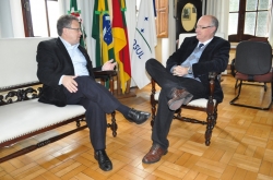 Prefeito Gil (D) recebe a visita do presidente do Irga, Claudio Pereira