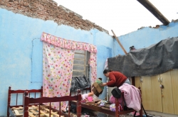 Moradora confere os estragos causados pelo vendaval, que arrancou o telhado do quarto das filhas, que estavam no colgio na hora do incidente