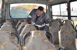 Presidente do Cetran-RS, Joel Barros, verifica os assentos do nibus