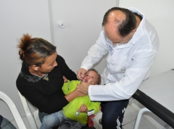 Criana recebe dose da vacina durante o Dia D da campanha