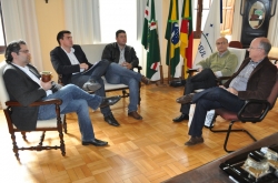 Da esq. pra dir.: Ricardo, Rodrigo, Fbio, Hamilton e Gil durante a reunio do anncio da liberao da emenda de R$ 250 mil do deputado Marco Maia para Itaqui