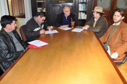 Da esq. pra dir.: Ivan, Antnio, Gil, Oneide e Hugo durante assinatura do Termo de Permisso