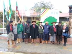 Tradicionalistas posam em frente ao Monumento ao MTG