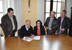 Prefeito assina o Decreto n 6.256 observado por Miguel (E), Mrcia, Daltro e Rivaldo