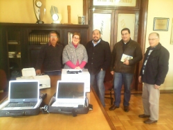 Da esq. pra dir.: Rivaldo, Cristhiele, Celso, Miguel e Daltro durante a entrega dos equipamentos de informtica