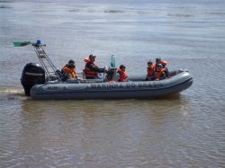 Gurizada passeia de barco pelo rio Uruguai