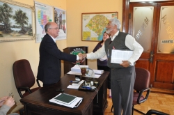 Prefeito Gil (E) e Carlos Cereja se cumprimentam aps o prefeito assinar o Termo de Convnio