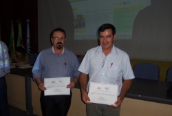 Oneide (E) e Ivan recebem certificado de participao no treinamento do PAA