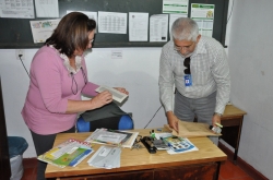 Cereja e Rozelaine conferem as primeiras 50 correspondncias destinadas  agncia comunitria do Ita