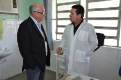 Prefeito conversa com o dr. Martin Olivera, mdico cubano que atende em Itaqui atravs do Mais Mdicos