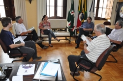 Representantes do municpio e da Secretaria Estadual da Agricultura reunidos no gabinete do prefeito
