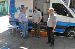Prefeito Gil (E) conversa com tcnico do Sebrae-RS durante visita  unidade mvel.  direita, o chefe de gabinete Daltro Bernardes