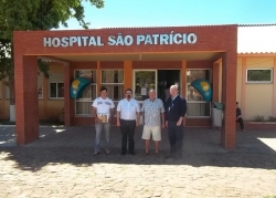 Hospital So Patrcio aderiu ao programa esta semana. Na foto, da esq. para a dir.: Ivan, Oneide, Firmino Fernandes Lima Jnior (presidente do Conselho de Administrao do HSPI) e Ademar Lermem (administrador do HSPI)