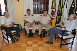 Prefeito Gil (segurando o chimarro) conversa com o chefe da Prefeitura Naval de Alvear, Walter Barrios