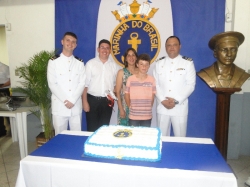 Elias e os professores Tiago e Liriane posam para foto entre os representantes da Marinha ( direita, o capito de corveta Denilson Manente Pinto, delegado fluvial em Uruguaiana)