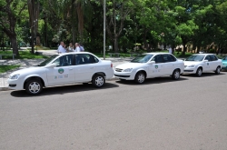 Os trs Classics adquiridos pela Sade estacionados na Praa Marechal Deodoro da Fonseca, em frente  prefeitura