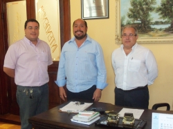 Secretrios Miguel Arajo ( esquerda), Prefeito em exerccio, Bispo Celso (ao centro) e Secretrio Marco Aurlio em ato de transmisso de cargo