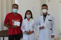 Os profissionais vacinados Anoracil Silveira, Julia Aimon e Alexandre Garcia dos Santos