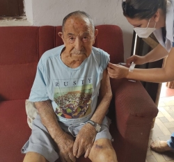 Manoel Guilherme Cardozo com 101 anos sendo vacinado contra covid-19 em sua residncia