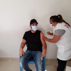 O enfermeiro Alexandre Garcia dos Santos recebendo a segunda dose da vacina