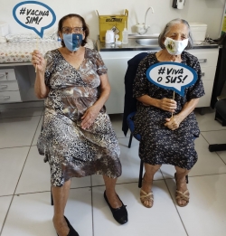 As irms Thereza Garay Coffy, 93 anos, e Carlota Garay Flain, 88 anos, felizes e imunizadas