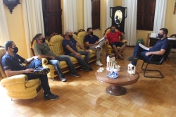 Vereador Z Silveira (PDT) acompanhou os membros do Fusca Cross em reunio com o prefeito Leonardo
