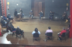 Grupo de representantes das entidades tradicionalistas se reuniram no teatro.
