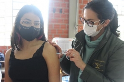 Vacinao para pessoas a partir dos 17 anos segue durante a semana nas ESFs e no Centro de Sade