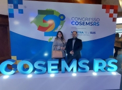 Secretrio Eduardo Kulmann e secretria adjunta Andressa Deobald, marcaram presena no congresso do COSEMS RS