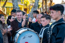Prefeito Leonardo Betin acompanhando a apresentao das bandas no bairro Promorar