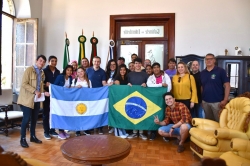 Alunos e professores argentinos estiveram no gabinete do prefeito Leonardo Betin