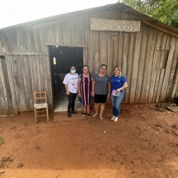 Andressa na localidade de Passo da Cachoeira, junto a lder comunitria Maria Pedrolina e a tcnica em enfermagem Karine