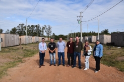 Prefeito e representantes da RGE verificando a ampliao de rede na Vila Vitria