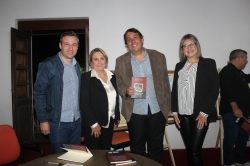 Prefeito Leonardo recebeu livro autografado de Marcelo Costa