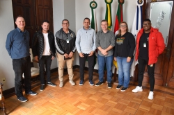 Comitiva de Uruguaiana encontra membros da SMECULT em reunio no gabinete do prefeito Leonardo Betin