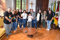 Grupo de Pais Anjo Azul no gabinete do prefeito Leonardo Betin