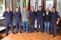 prefeito Leonardo Betin, vice Clvis Ravarotto Corra e bombeiros