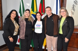 Marcia, Tatiane, Alessandra, prefeito Leonardo e Renata