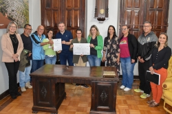 Ato de assinatura aconteceu no gabinete do prefeito Leonardo Betin