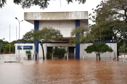 guas do rio Uruguai atingiu o prdio da Receita Federal na regio porturia de Itaqui