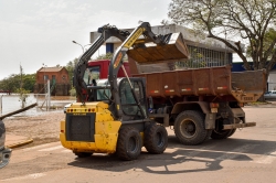 Com o recuo das guas, a Secretaria de Obras realiza a limpeza da regio que foi alagada no Porto