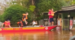 Prefeito e vice em embarcao dos bombeiros verificam os estragos causados pela cheia do rio Uruguai