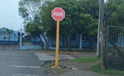 Placa de Trnsito recolocada na rua Mrio Lopes em local prximo  escola e unidade de sade