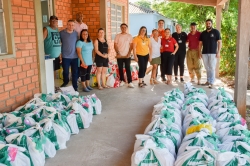 Grupo Grazziotin que fez doao de 120 das 160 cestas entregues rticipou da entrega de alimentos s entidades sociais