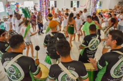 bateria da nio Sayago animou a festa de carnaval do CAPS