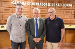 Prefeito Leonardo Betin, presidente do TCE Marco Peixoto e o vice-prefeito Clvis Ravarotto Corra