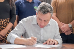 Ato de assinatura ocorreu no prprio gabinete do prefeito Leonardo Betin