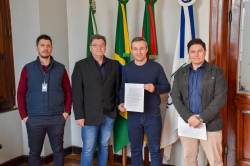O prefeito Leonardo Betin recebeu em seu o gerente do Banrisul, Dilvio Mello.