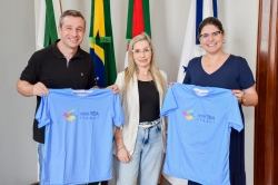 Prefeito Leonardo e primeira-dama Renata recebem as camisetas do TEAcolhe da psicloga Elenir Freitas